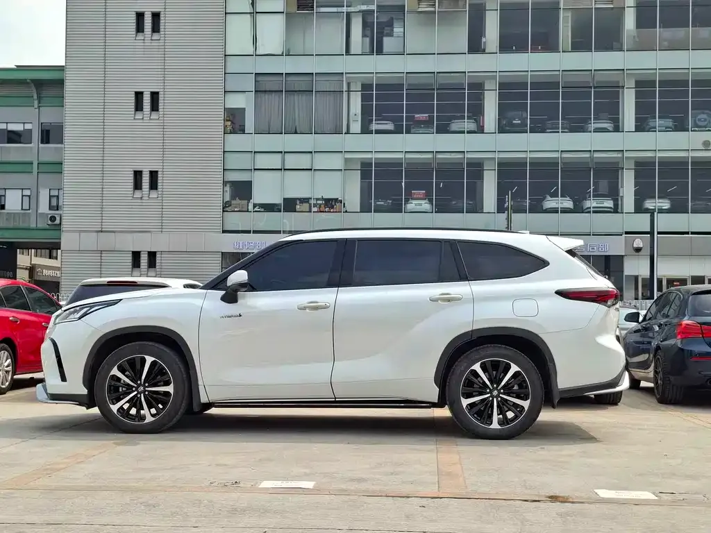 Toyota Crown Kluger 2024 из CN, фото 10