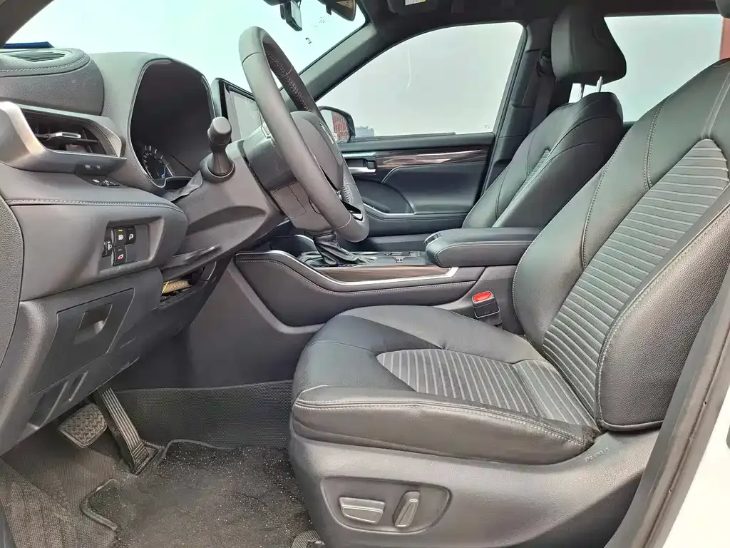 Toyota Crown Kluger 2024 из CN, фото 9