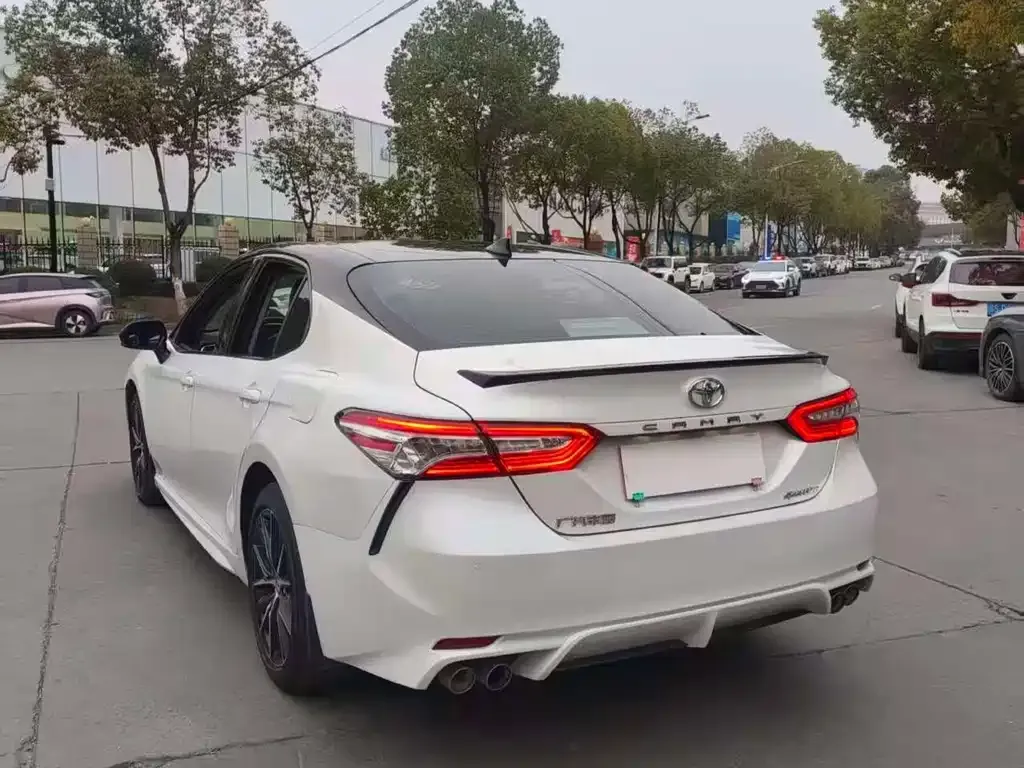 Toyota Camry — фото 5