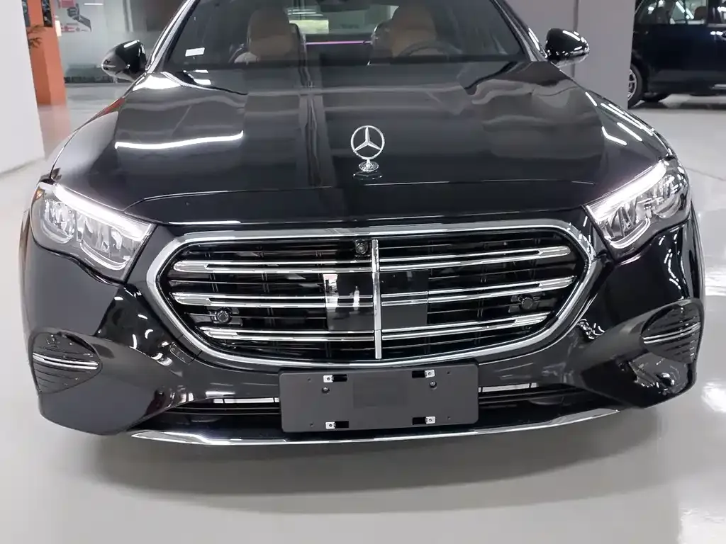 Mercedes-Benz E-Class — фото 1