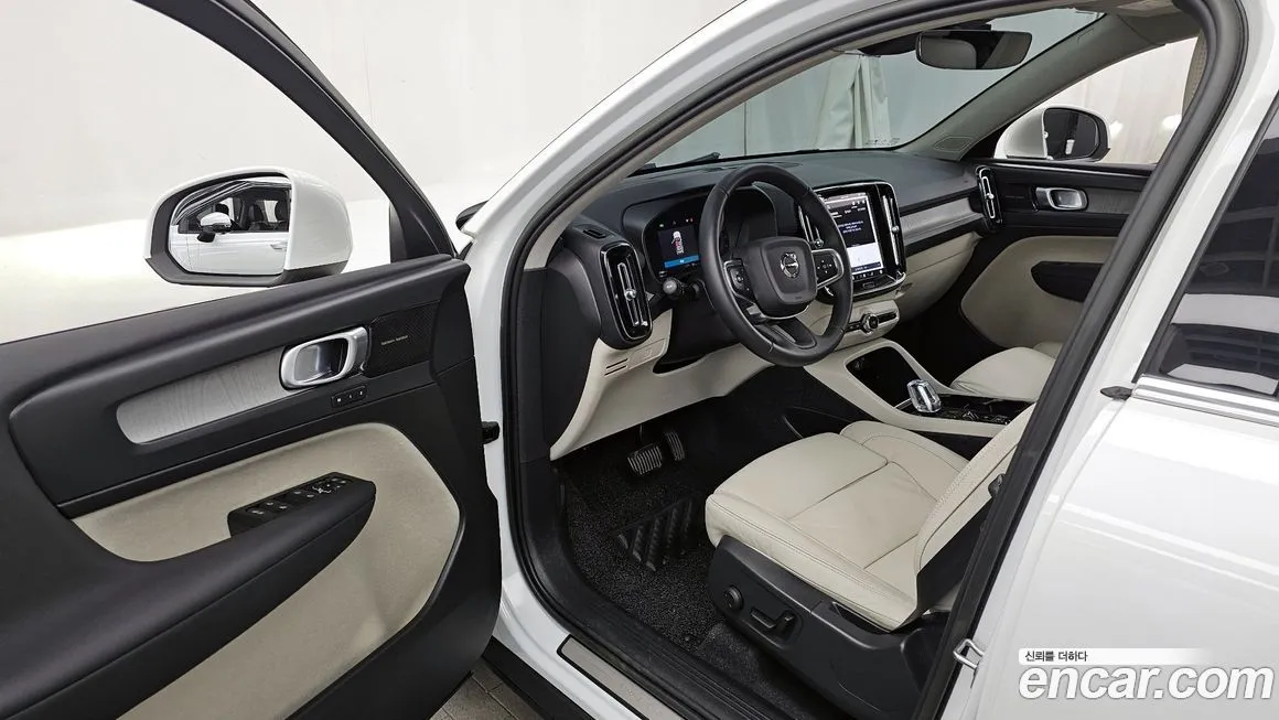 Volvo XC40 — фото 10