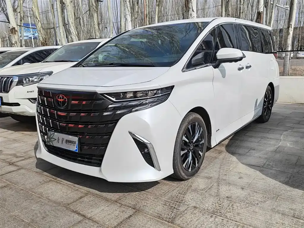 Toyota Alphard — фото 1