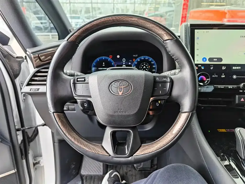 Toyota Alphard — фото 10