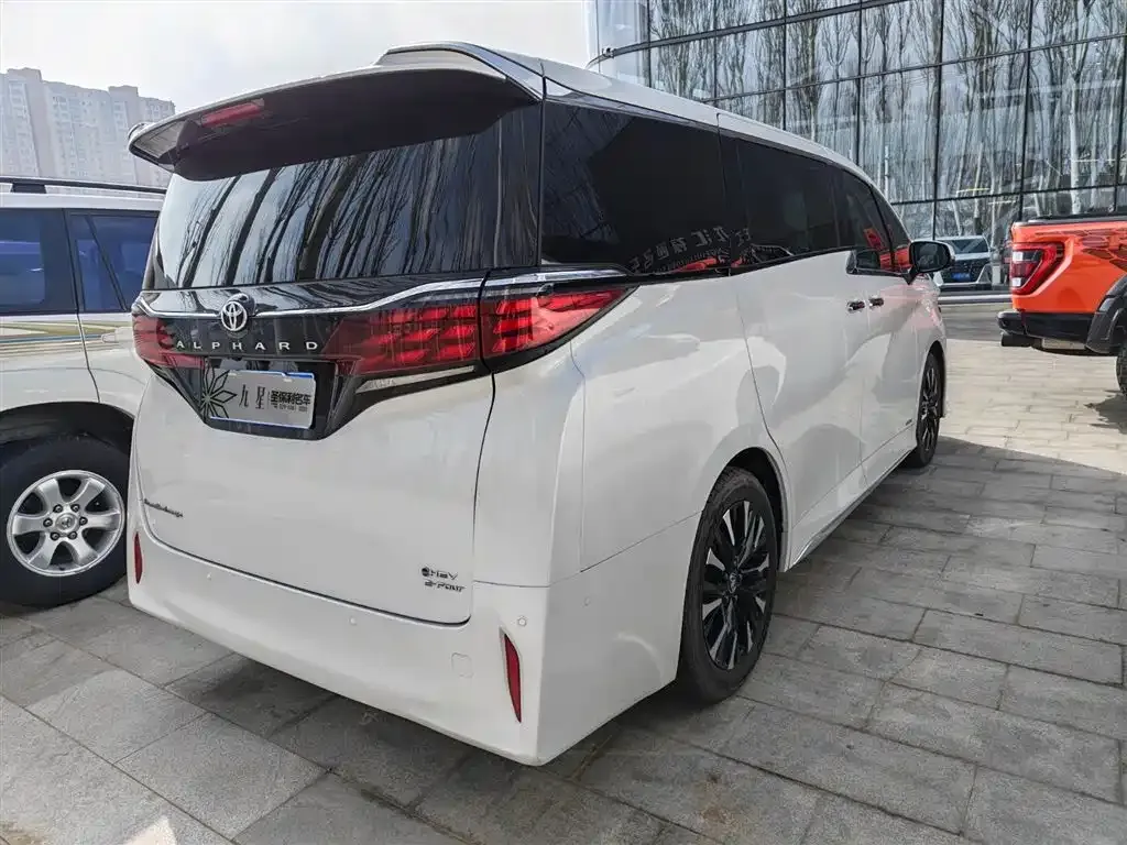 Toyota Alphard — фото 8