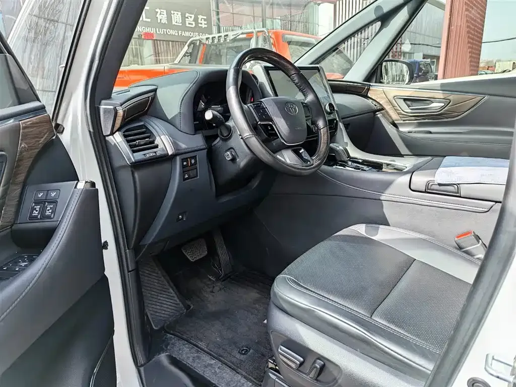 Toyota Alphard — фото 9