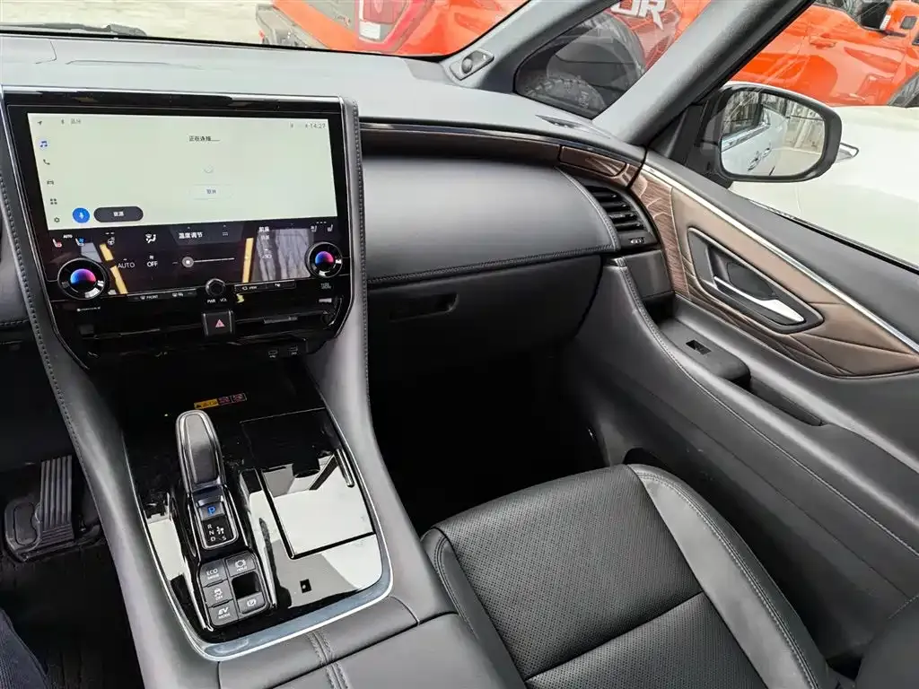 Toyota Alphard — фото 2