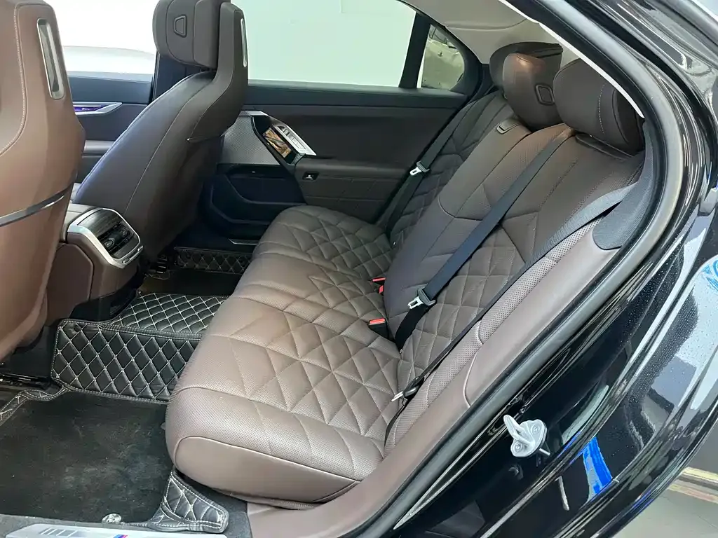 BMW 7 Series 2023 из CN, фото 10