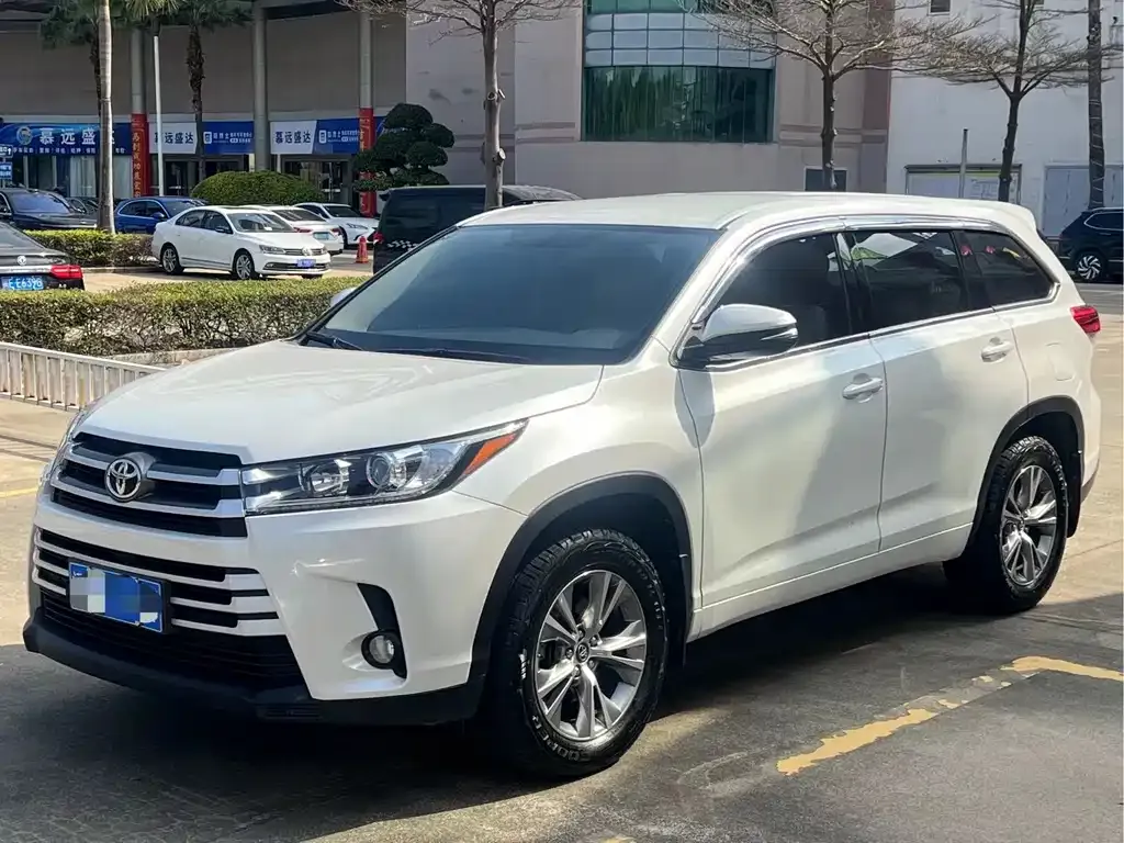 Toyota Highlander — фото 1