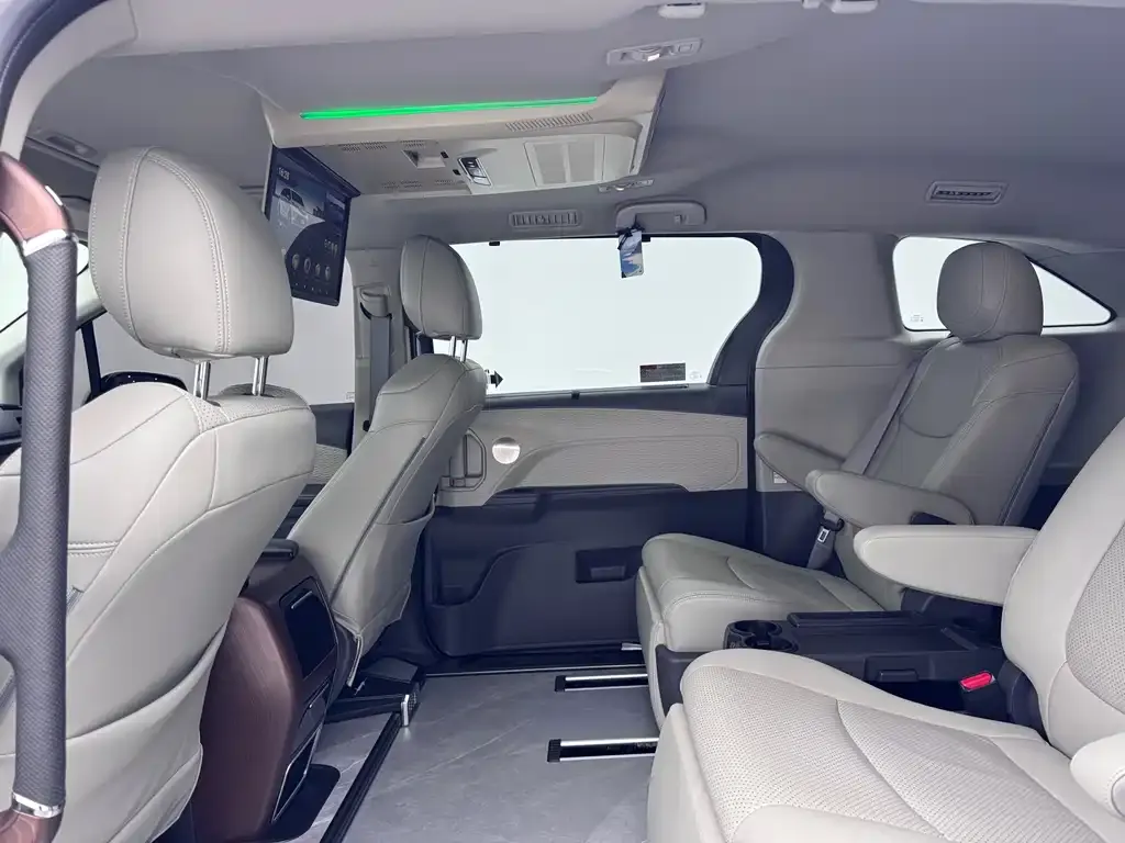 Toyota Sienna 2024 из CN, фото 8