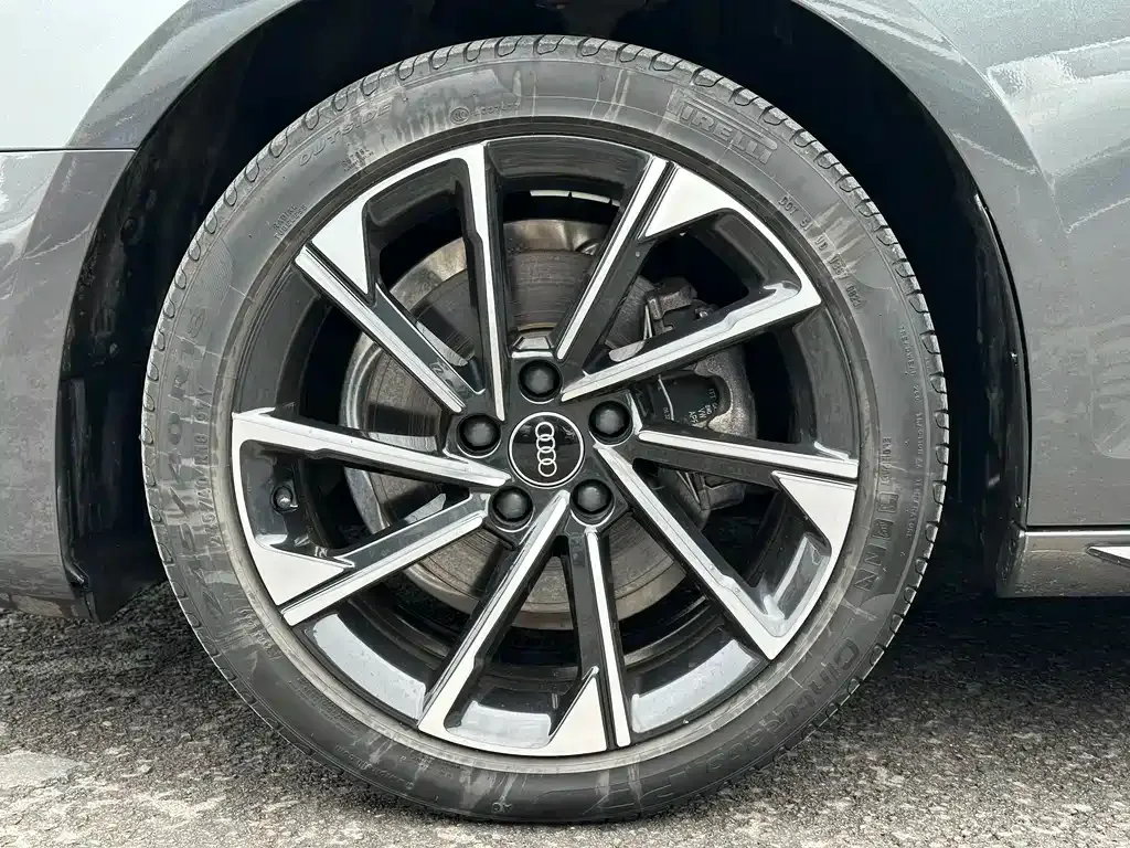 Audi A4L 2023 из CN, фото 3
