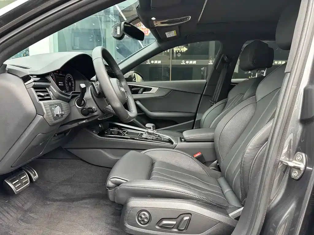 Audi A4L 2023 из CN, фото 2