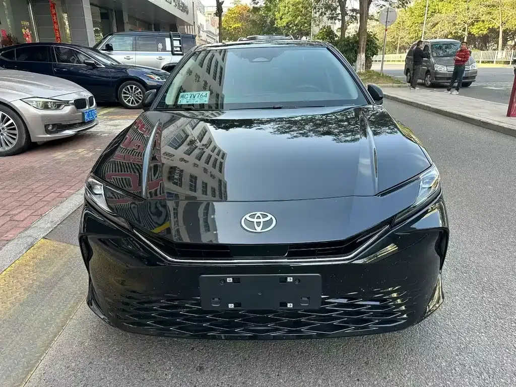 Toyota Camry — фото 8