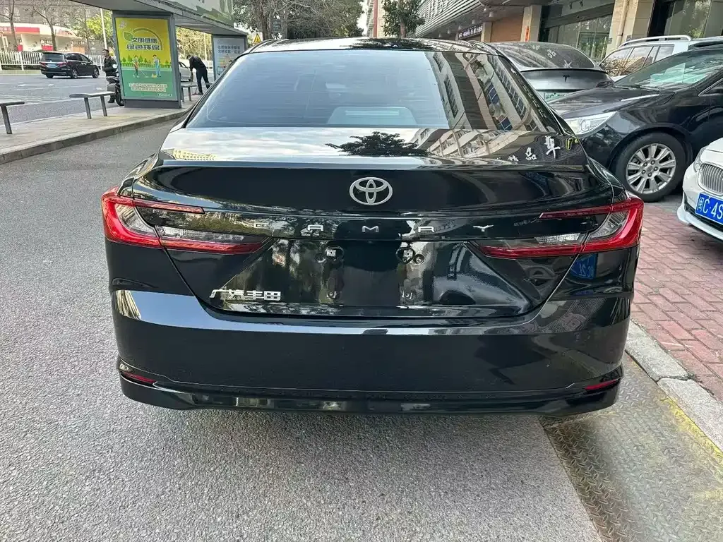 Toyota Camry — фото 5