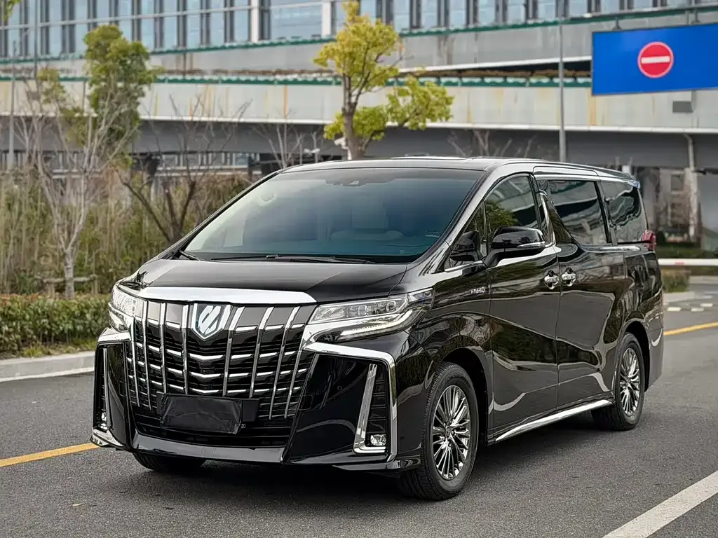 Toyota Alphard — фото 1