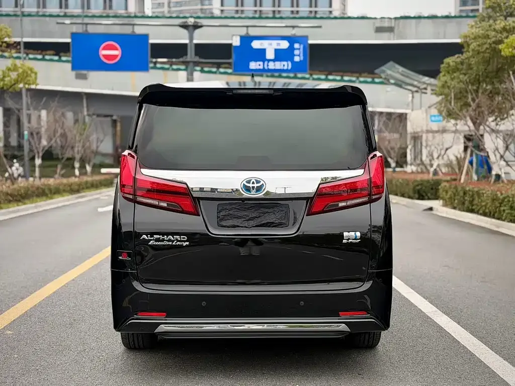 Toyota Alphard — фото 8