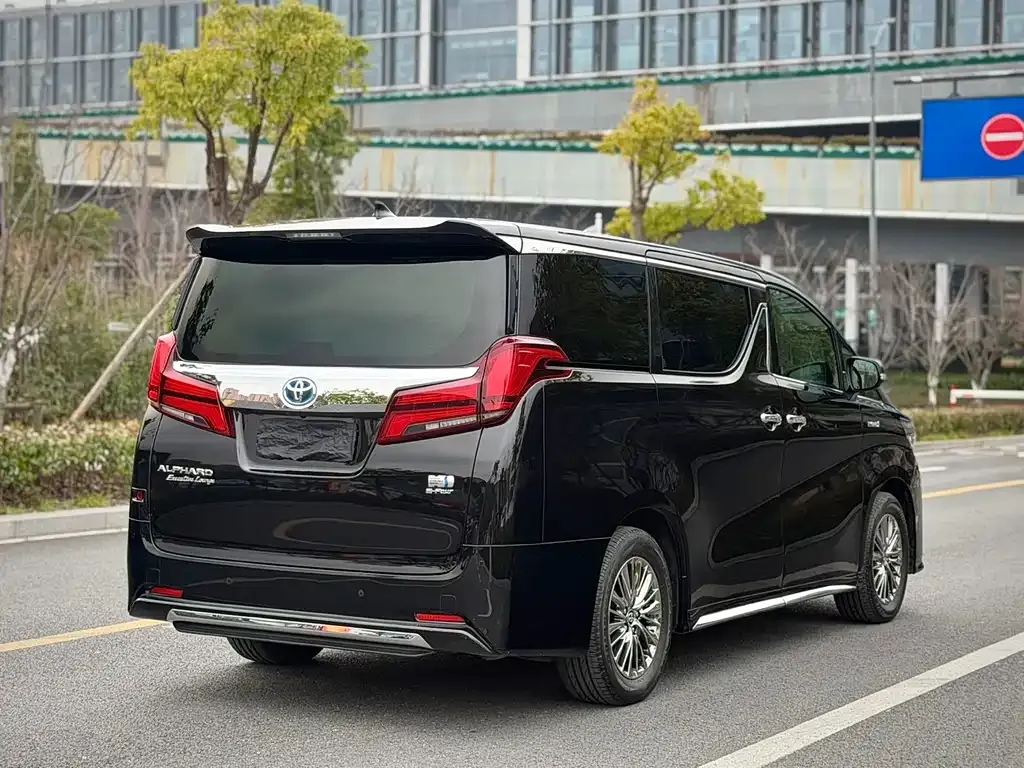 Toyota Alphard — фото 10