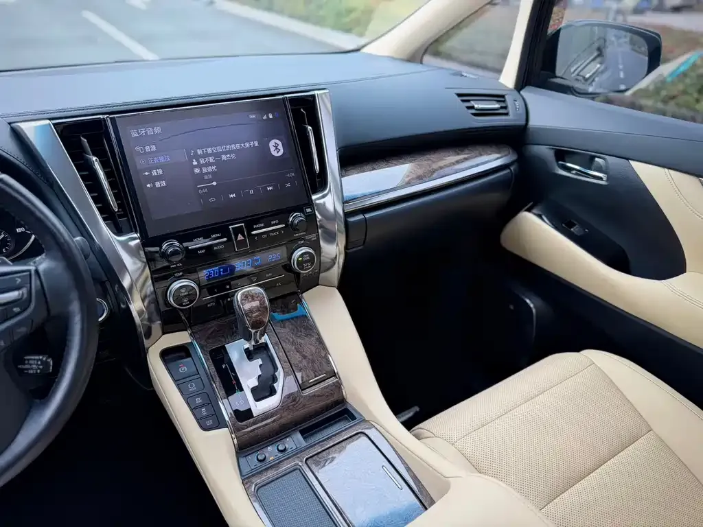 Toyota Alphard — фото 6