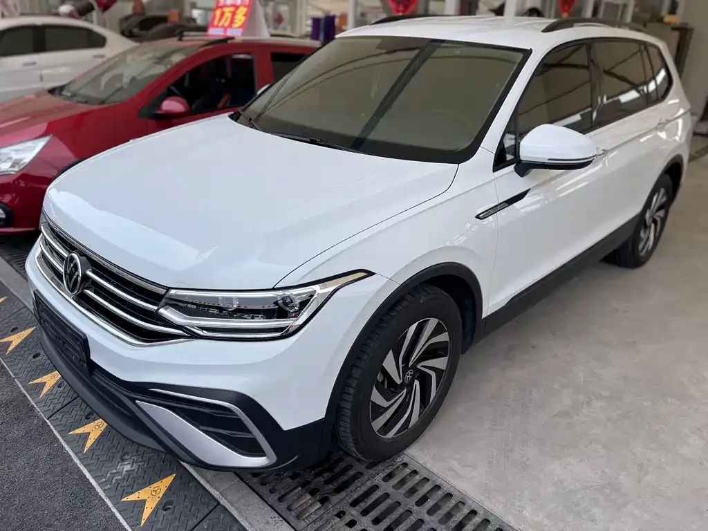 Volkswagen Tiguan L — фото 1
