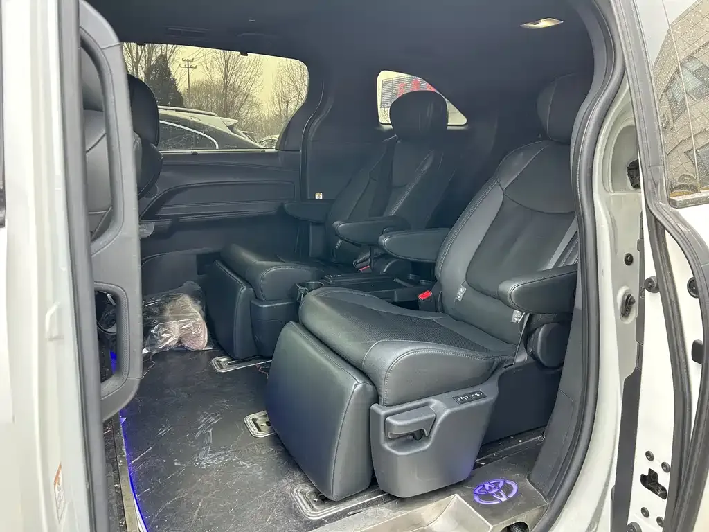 Toyota Sienna 2023 из CN, фото 4