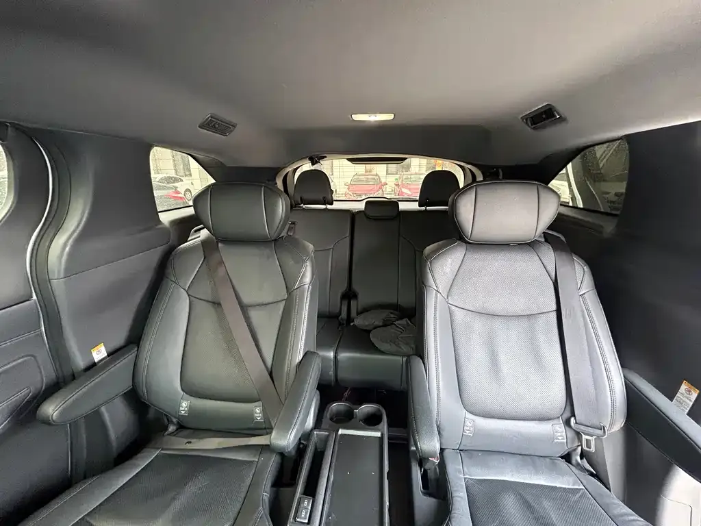 Toyota Sienna 2023 из CN, фото 2