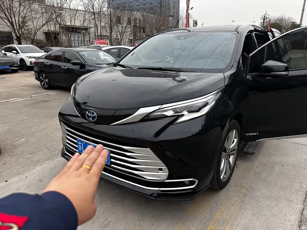 Toyota Sienna 2023 из CN, фото 1