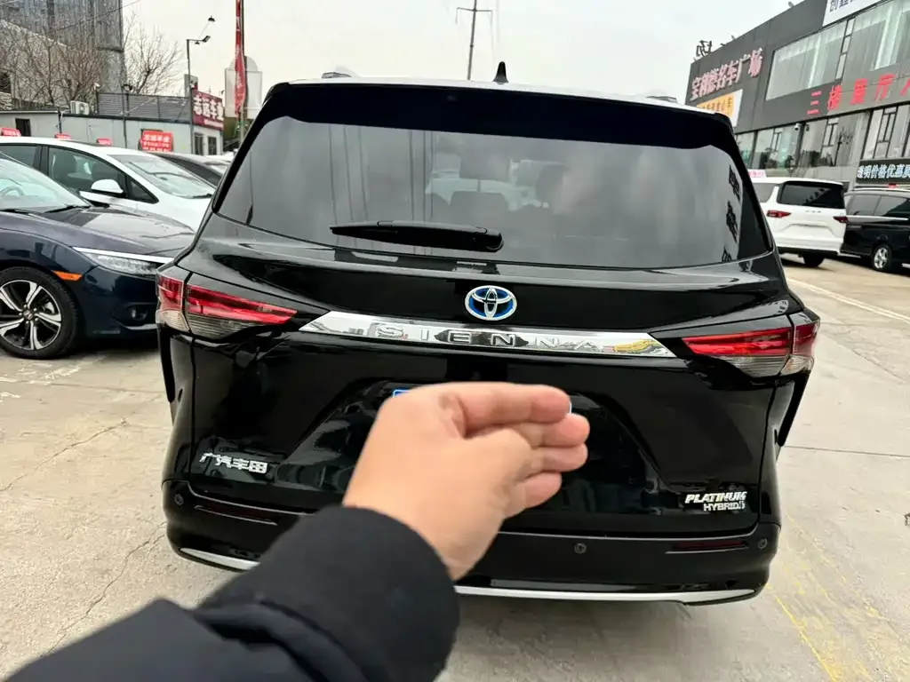 Toyota Sienna 2023 из CN, фото 2