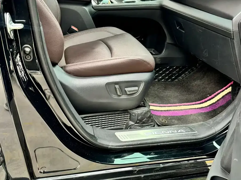 Toyota Sienna 2023 из CN, фото 4