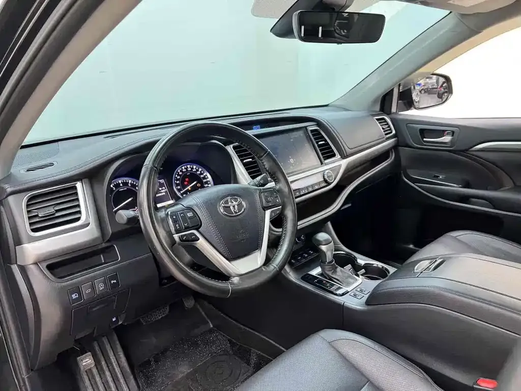 Toyota Highlander — фото 10