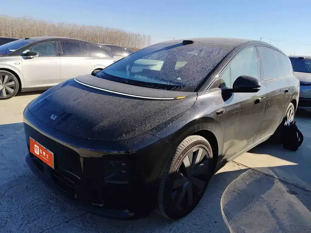 Li Auto i8 — фото 1