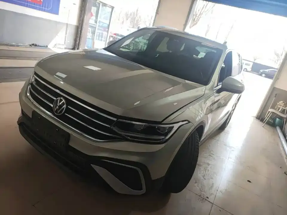 Volkswagen Tiguan L — фото 1