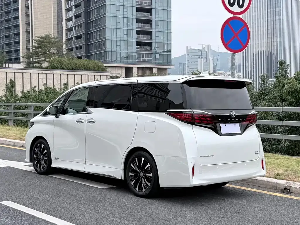 Toyota Alphard — фото 9