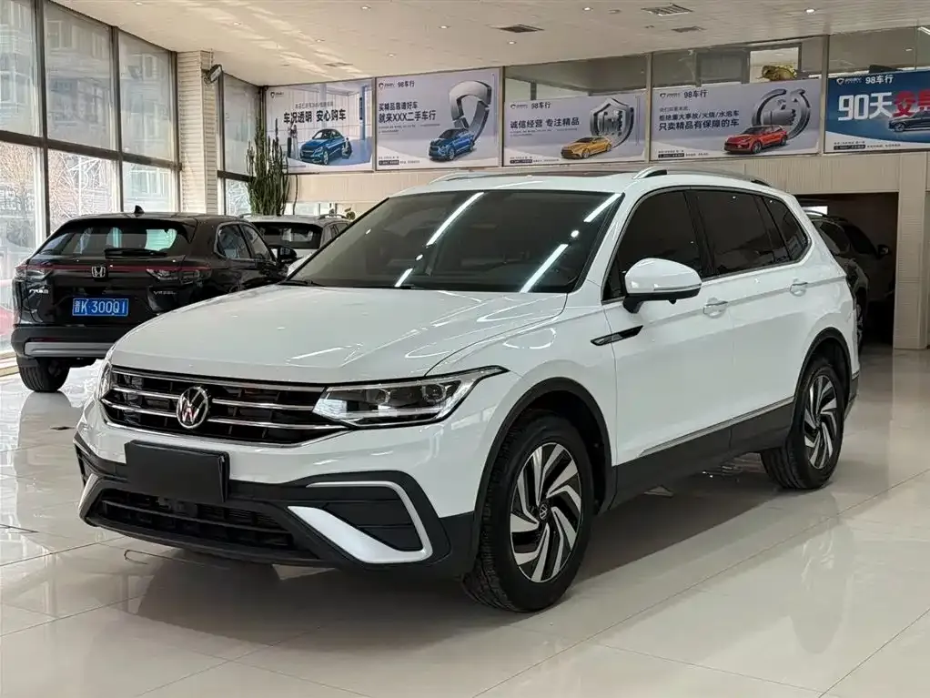 Volkswagen Tiguan L — фото 1