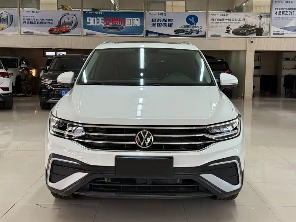 Volkswagen Tiguan L — фото 10