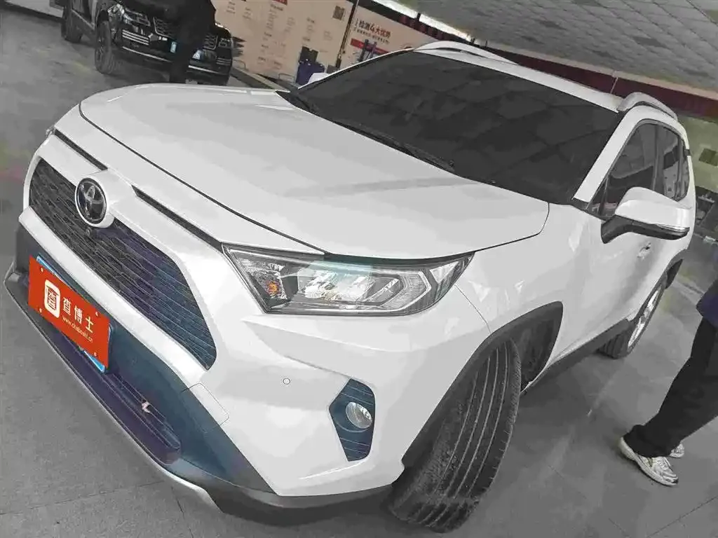 Toyota RAV4 — фото 1