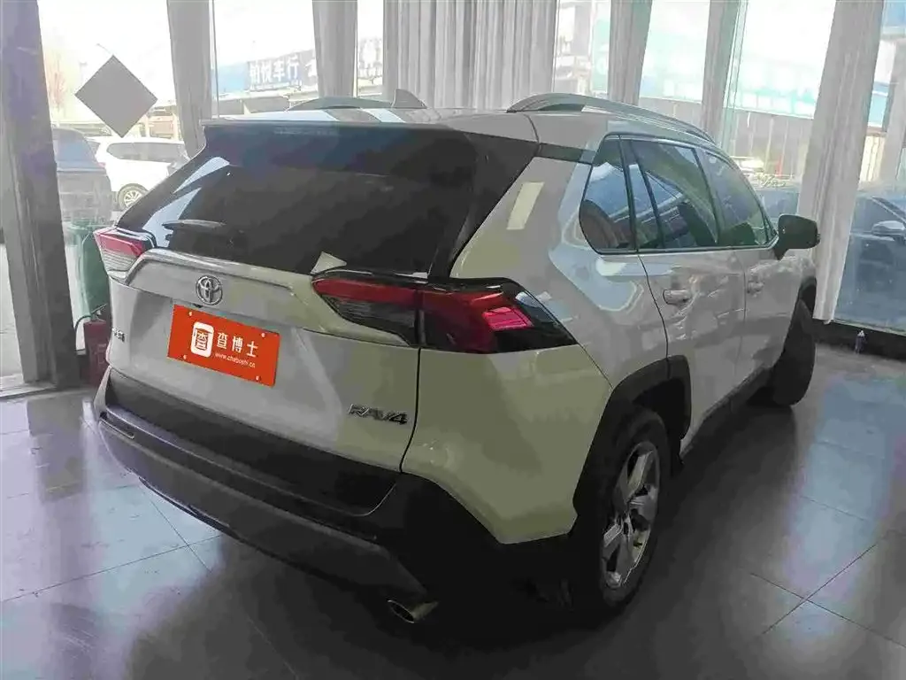 Toyota RAV4 — фото 5
