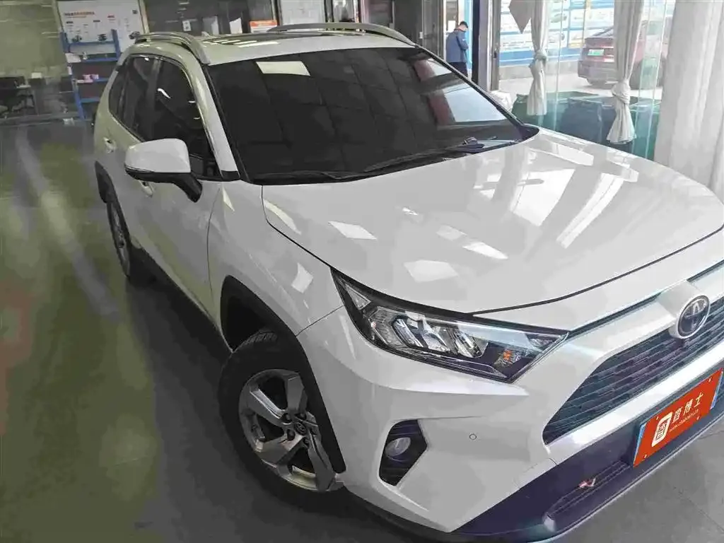 Toyota RAV4 — фото 6