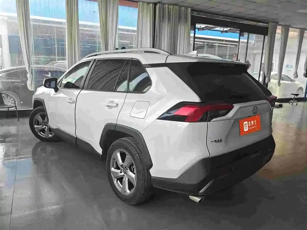 Toyota RAV4 — фото 8