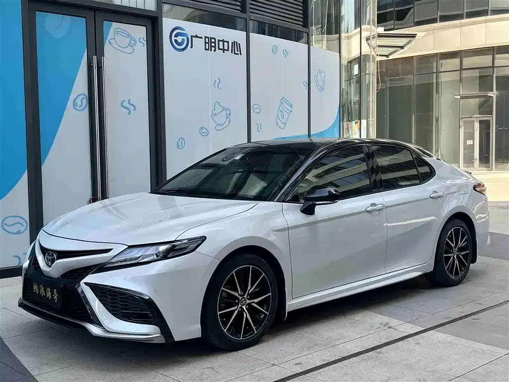 Toyota Camry — фото 1