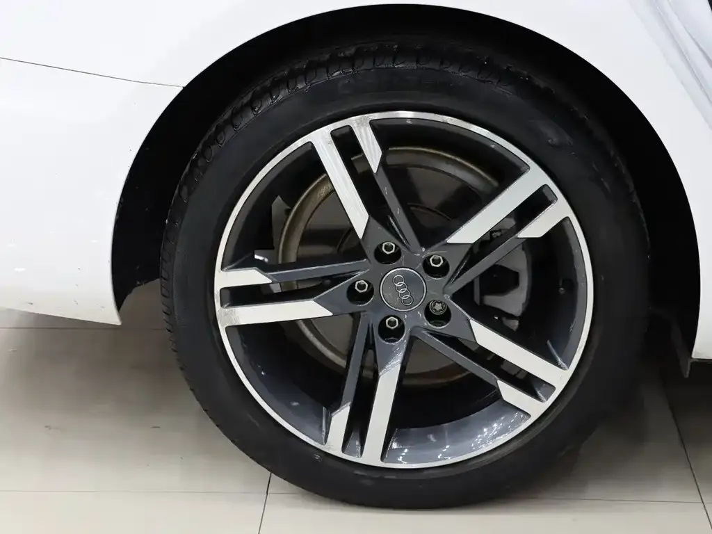 Audi A4L 2022 из CN, фото 2