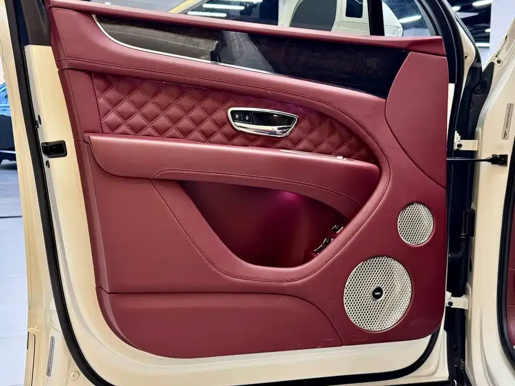 Bentley Bentayga 2023 из CN, фото 9