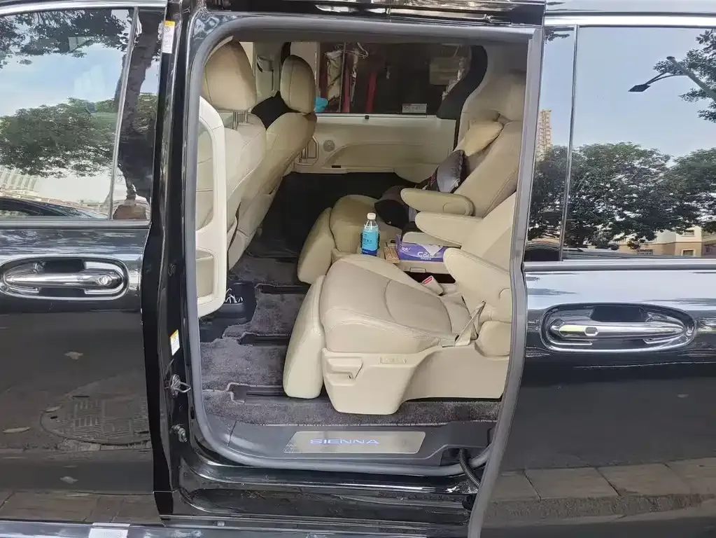 Toyota Sienna 2023 из CN, фото 2