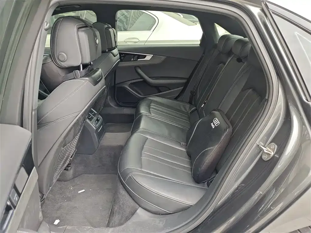Audi A4L 2023 из CN, фото 2