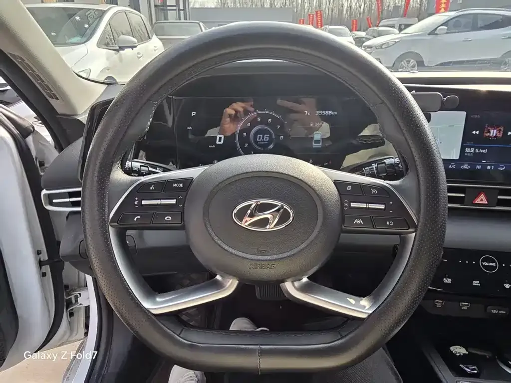 Hyundai Elantra — фото 2