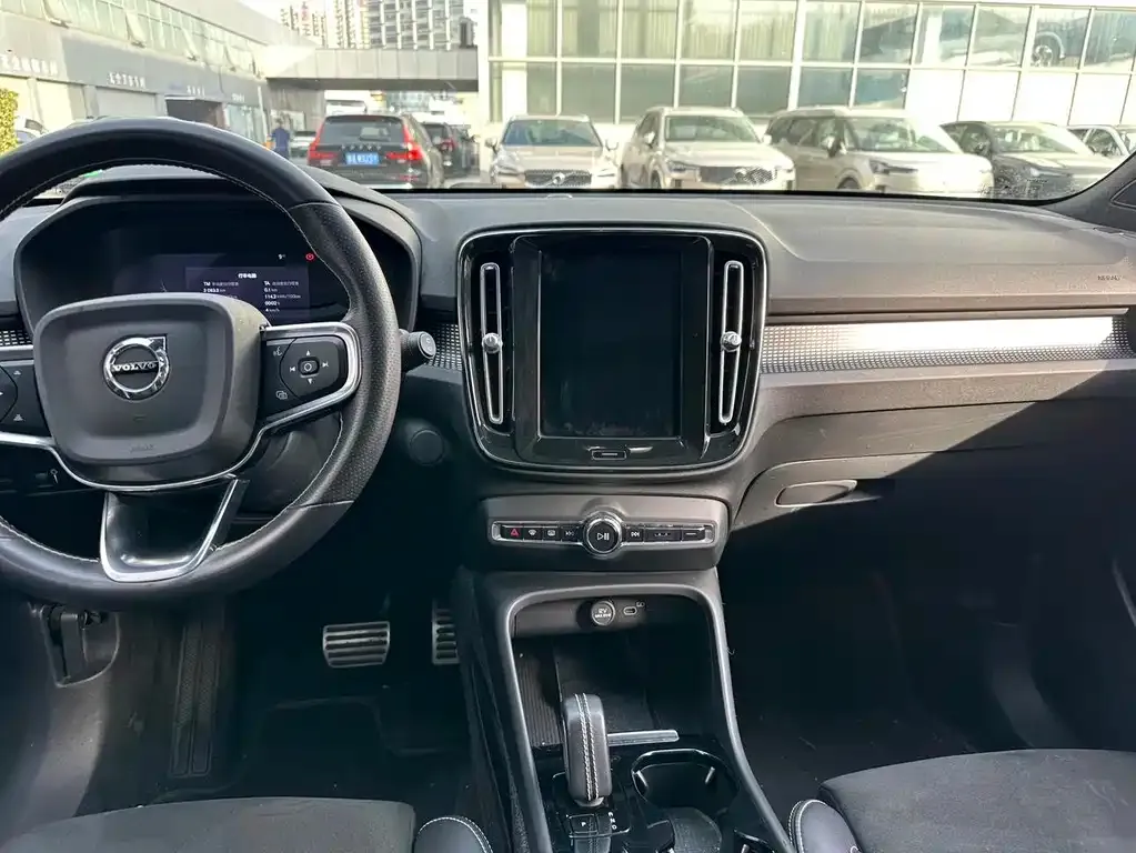 Volvo XC40 NEV — фото 3