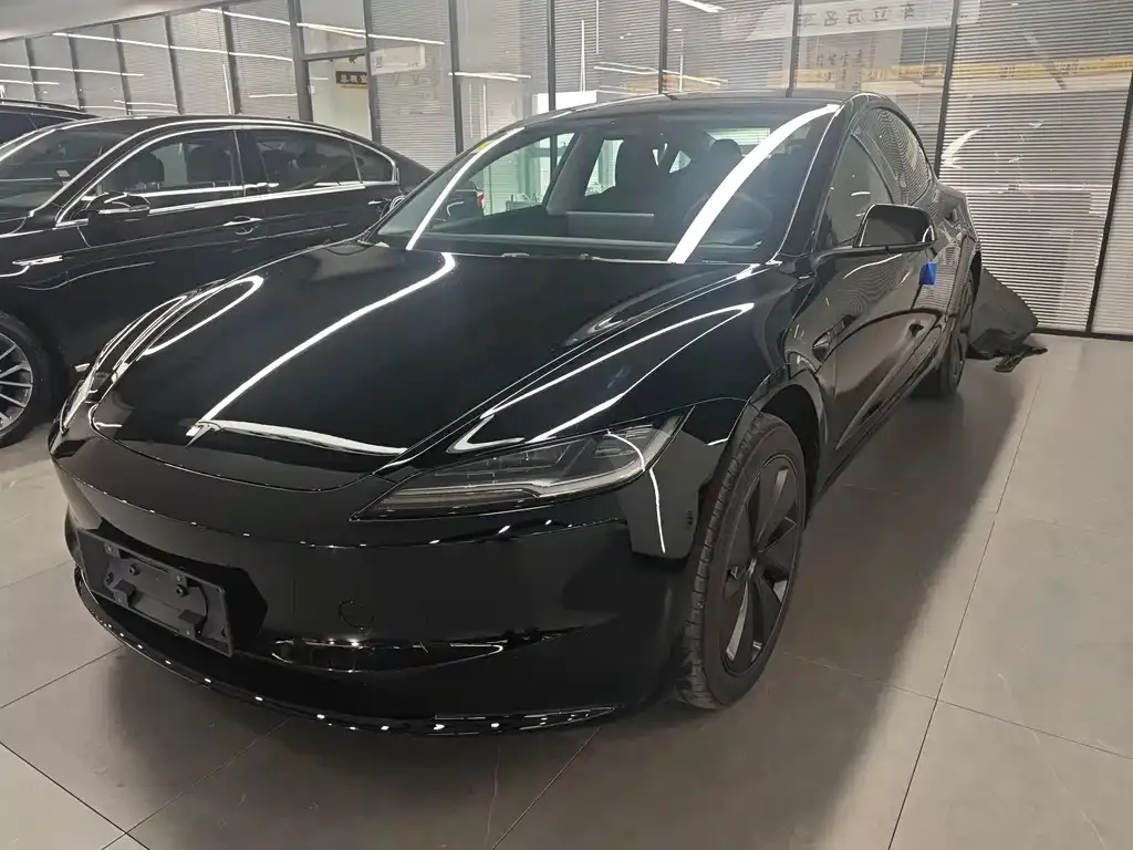 Tesla Model 3 — фото 1