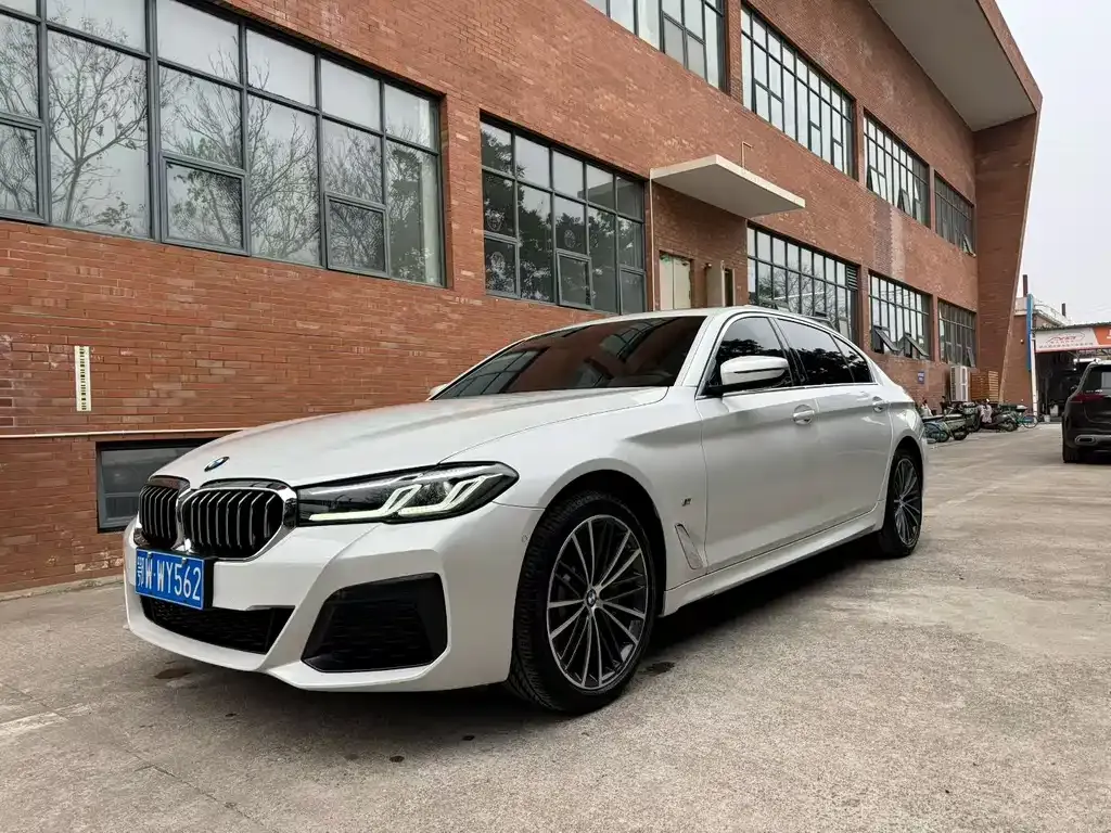 BMW 5 Series — фото 1