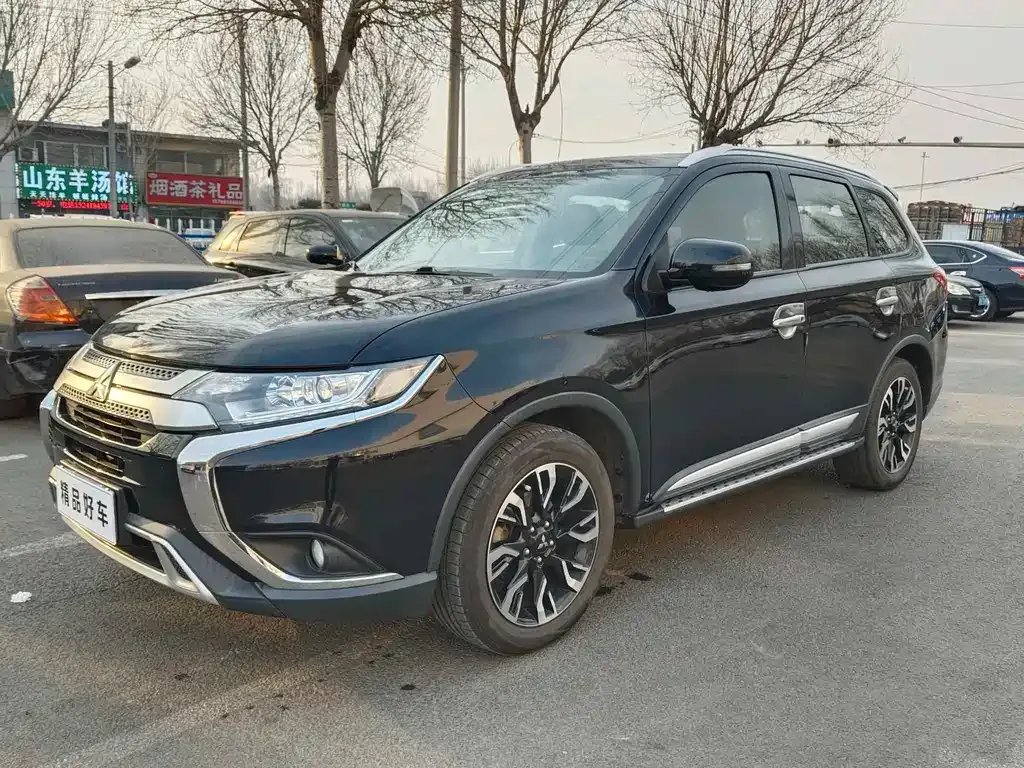 Mitsubishi Outlander — фото 1