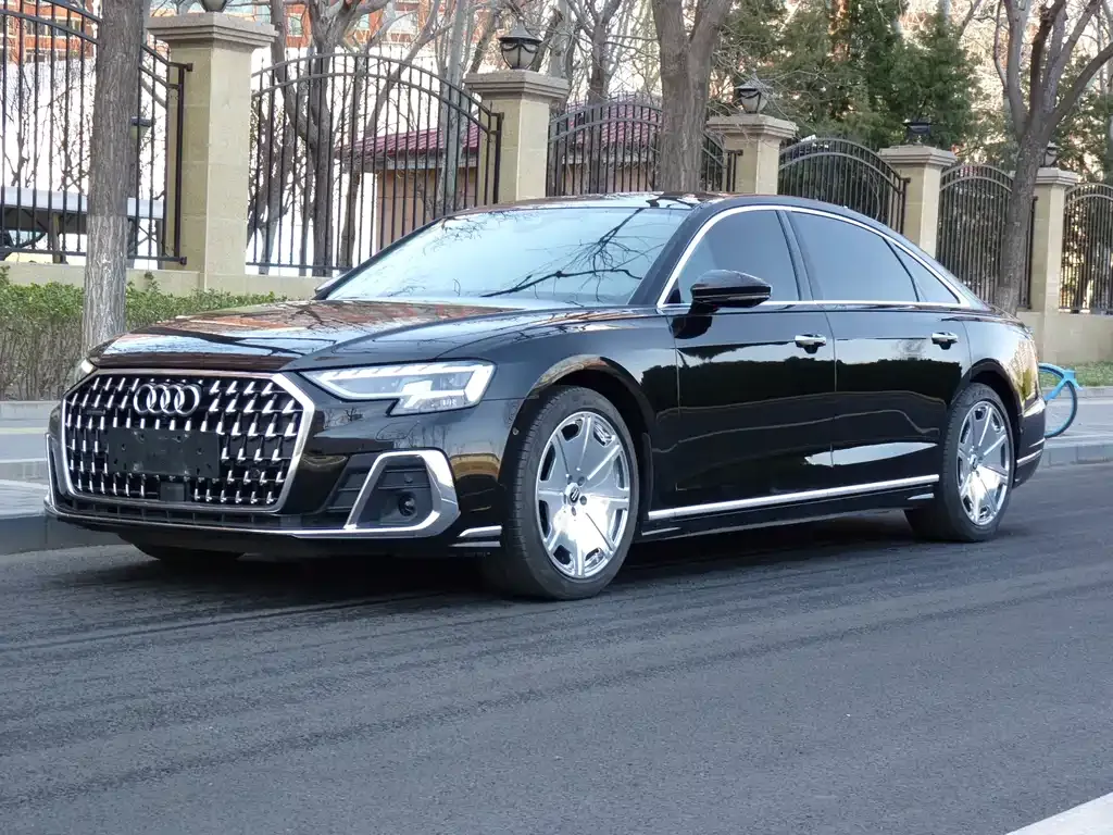 Audi A8 — фото 1