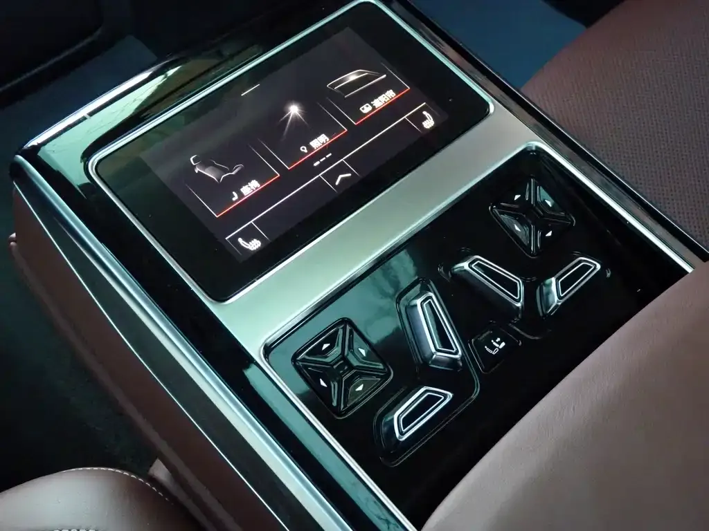 Audi A8 — фото 7