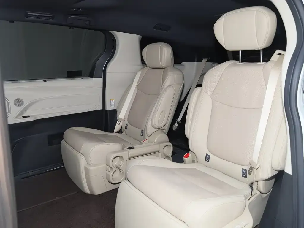Toyota Sienna 2023 из CN, фото 3